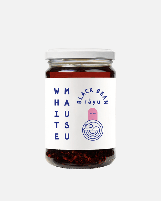 Ein Glas mit Black Bean Rayu Chili Öl von White mausu - eine scharfe Chilisauce mit schwarzen Bohnen und Gewürzen.
