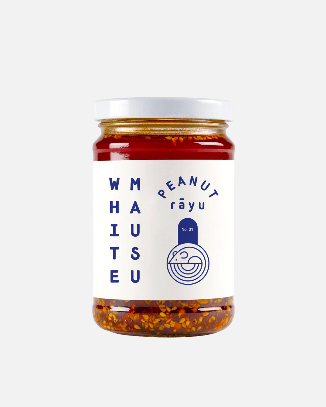 Ein Glas mit Peanut Rayu Chili Öl von White mausu, leicht rot mit Sesamsamen.