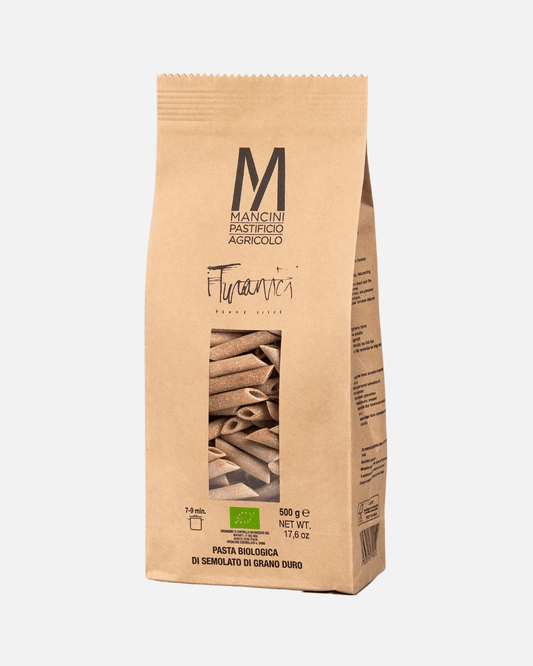 Makroaufnahme der Bio Penne Lisce Turanici von Mancini mit glatter Oberfläche und natürlicher, dunkler Farbe aus italienischem Urweizen.