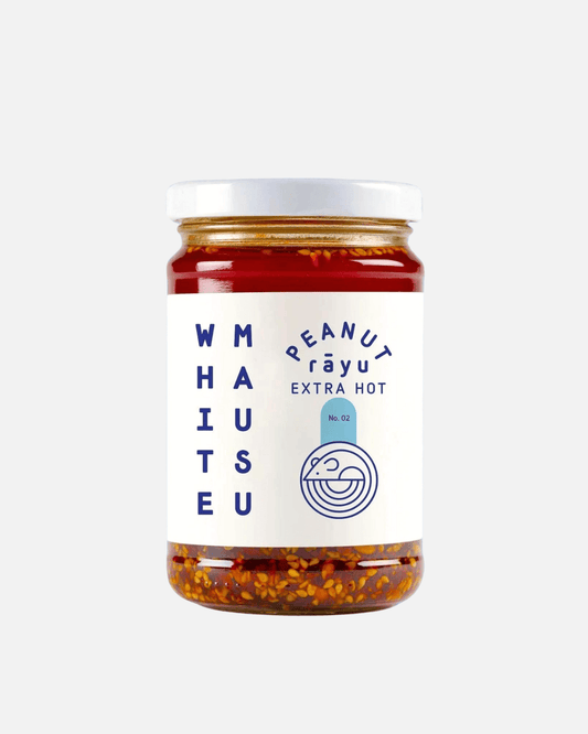 Extra Hot Peanut Rāyu von White Mausu – scharfes, knuspriges Chiliöl mit Erdnüssen, Sesam und Knoblauch.