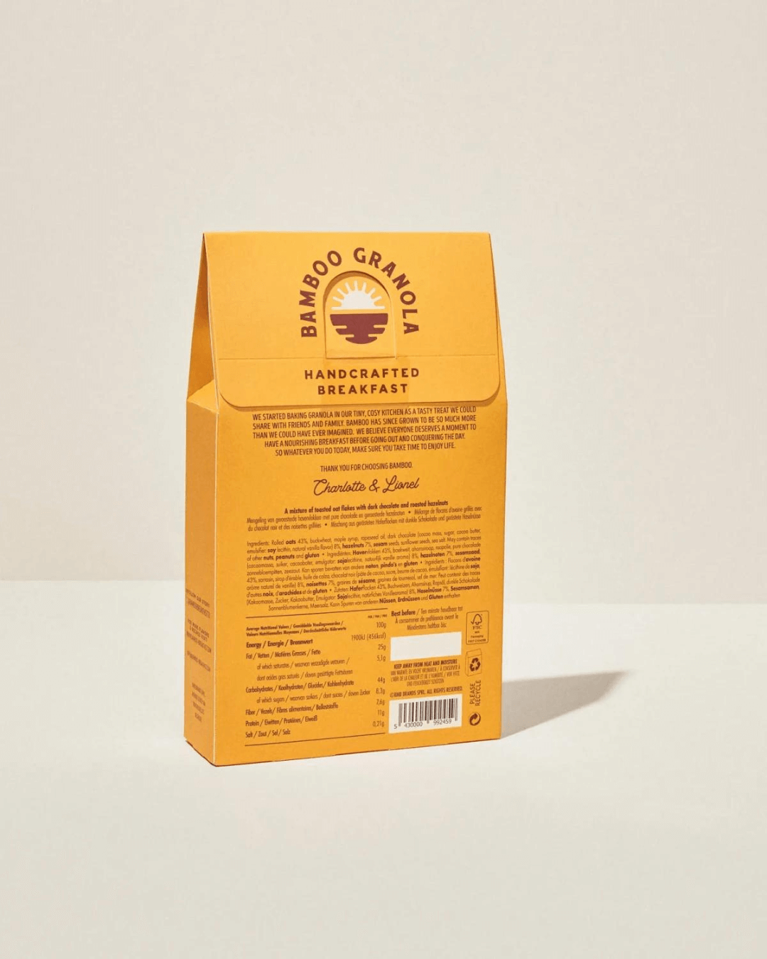 Die Rückseite der Packung Bamboo Breakfast Granola mit dunkler Schokolade und gerösteten Haselnüssen, mit Inhaltsangaben.
