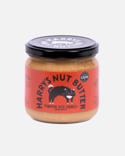 Ein Glas Harry’s Nut Butter Kürbiskern-Crunch mit rotem Etikett und schwarzem Deckel auf weißem Hintergrund.