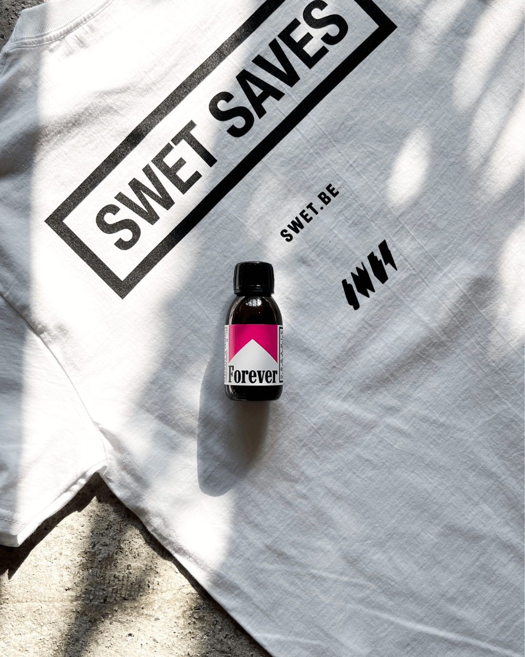 Forever Sauce von Swet auf einem weißen T-Shirt mit schwarzem „SWET SAVES“-Print.